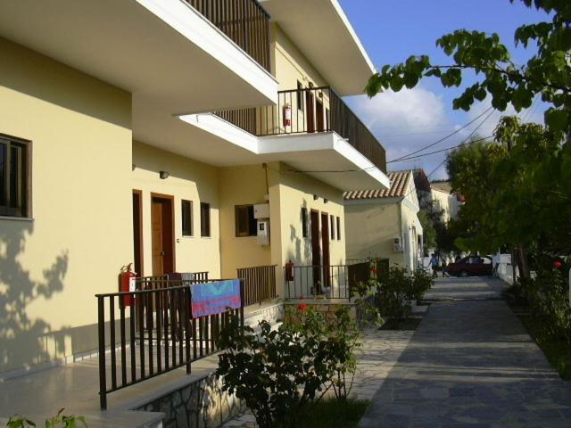 The 3 Little Pigs Apartments Сидарион Экстерьер фото